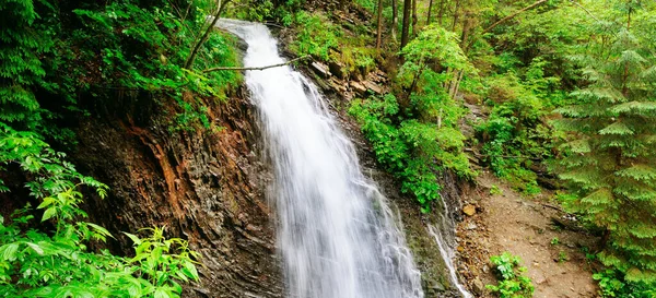 Guk Waterfall Karpaterna Ukraina Brett Foto Resor Och Semester Koncept — Stockfoto