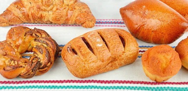 Croissant Muffins Och Andra Söta Bakverk Rustik Servett Bakgrund Brett — Stockfoto