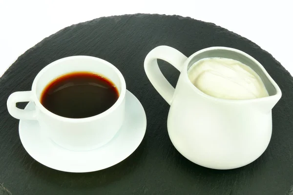 Café Una Taza Porcelana Crema Leche Una Jarra Aislada Sobre — Foto de Stock