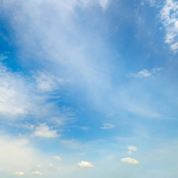 青空の背景と雲 — ストック写真