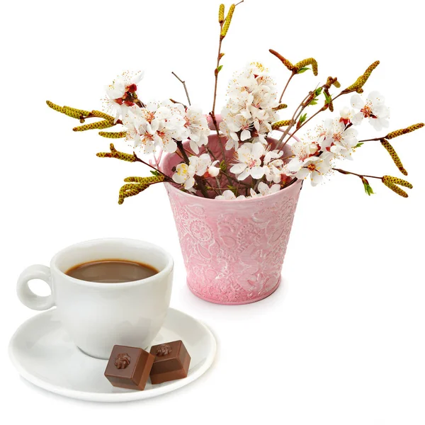 Chocolate Quente Buquê Flores Isoladas Fundo Branco Colagem Espaço Livre — Fotografia de Stock