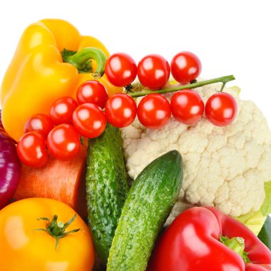 Beyaz arka planda izole edilmiş sebzelerden elde edilen bileşim.