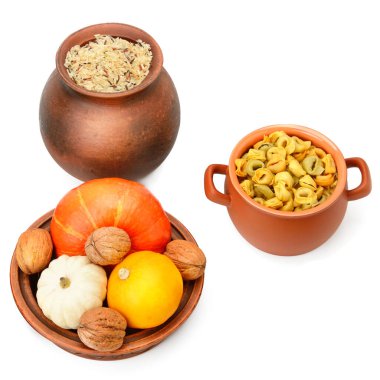 Beyaz arka planda pirinç, mantı ve balkabağı izole edilmiş. Sağlıklı organik gıda konsepti.