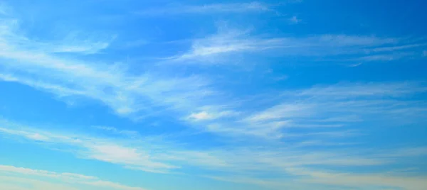 Белые Облака Голубом Небе Идеально Подходят Фона Широкое Фото — стоковое фото