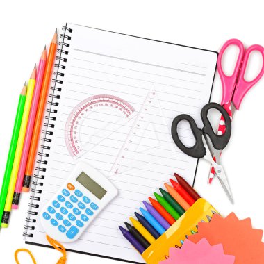 Okul ve ofis malzemeleri beyaz arka planda izole edilmiş. Konsept: okula dönüş.