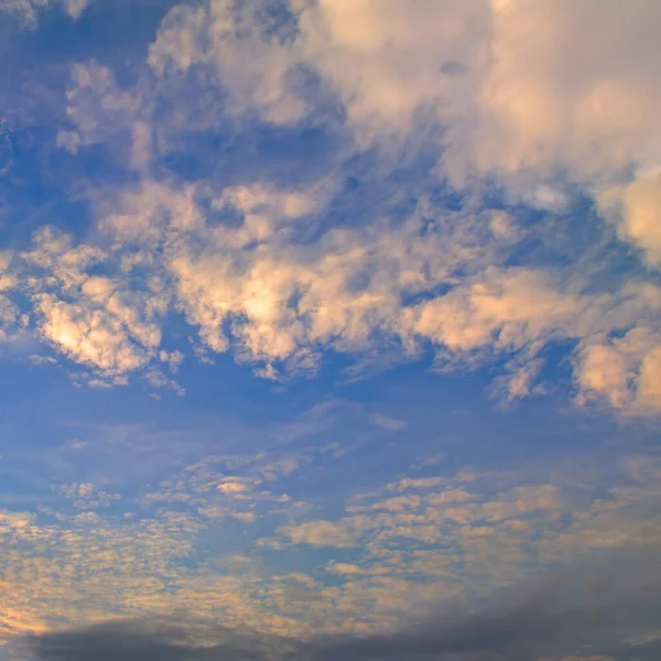 Gün Batımında Bulutlu Renkli Dramatik Gökyüzü — Stok fotoğraf
