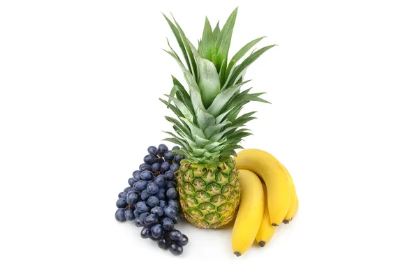 Ananas Druiven Bananen Geïsoleerd Witte Achtergrond — Stockfoto