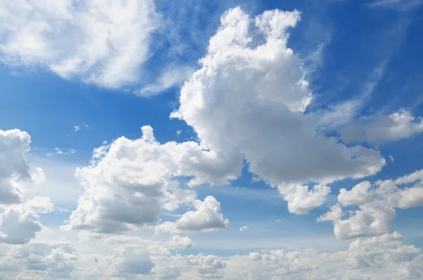 Cumulus nuages dans le ciel bleu — Photo