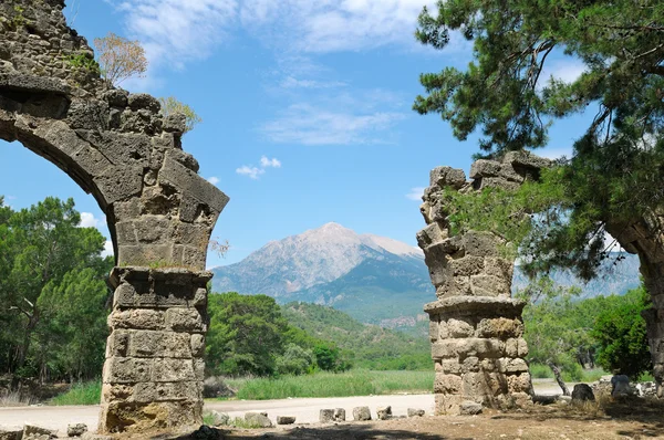 Ruinas de la antigua ciudad de Phaselis y la montaña Olympus — Foto de Stock