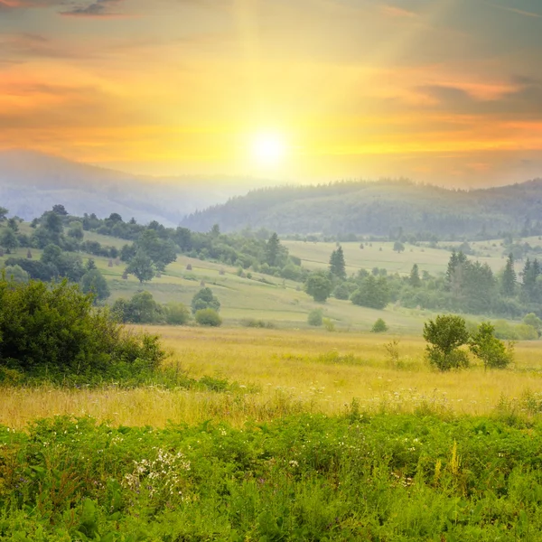 美しい山の風景と日の出 — ストック写真