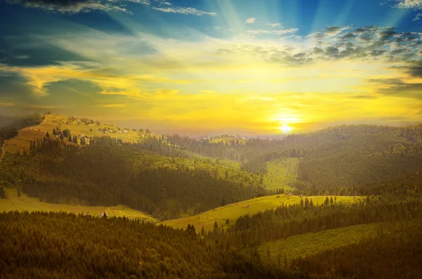 Bela paisagem de montanha e nascer do sol — Fotografia de Stock