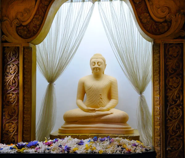 Buddha-Statue am Tempel — Stockfoto