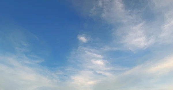 빛 구름과 아름 다운 푸른 하늘 — 스톡 사진
