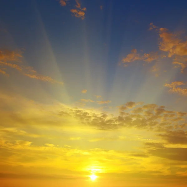 Soluppgång på bakgrunden av molnig himmel — Stockfoto