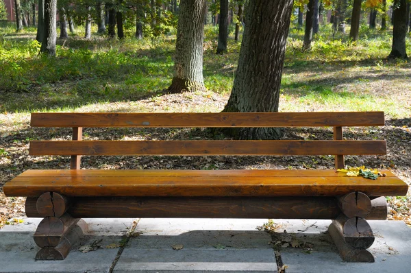 Деревянная скамейка в осеннем парке — стоковое фото
