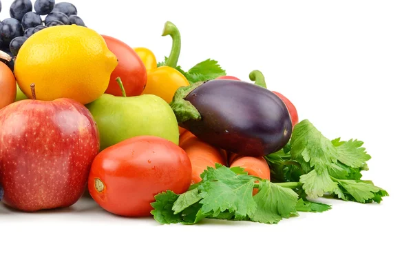 Frukt og grønnsaker isolert på hvit bakgrunn – stockfoto