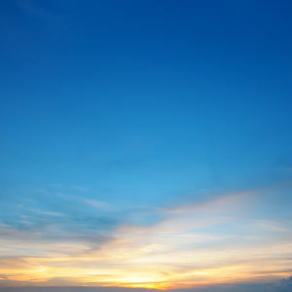 De zon gaat onder in de wolken — Stockfoto