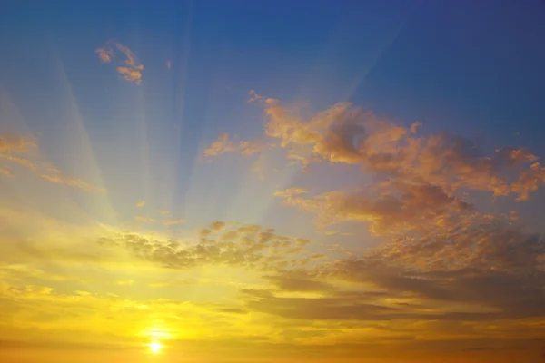 Amanecer en el fondo del cielo nublado — Foto de Stock