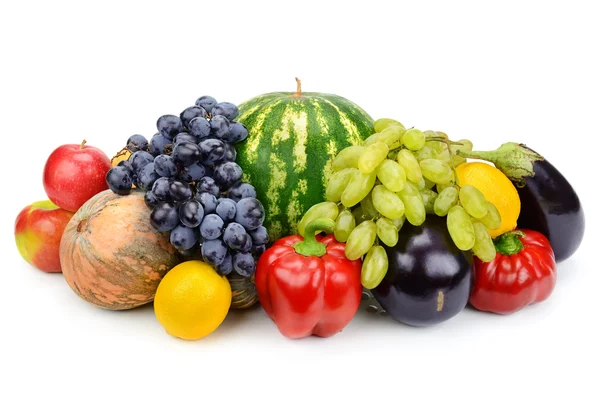 Csoportja, a gyümölcsök és zöldségek elszigetelt fehér background — Stock Fotó