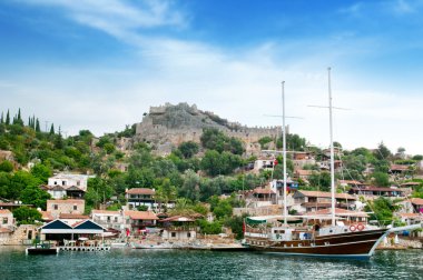 eski şehir kalıntıları arka yelkenli tekne