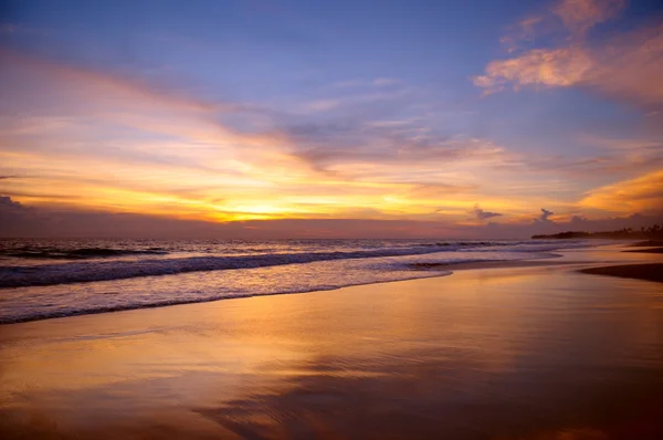 Песчаный пляж и красивый закат — стоковое фото