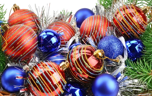 圣诞装饰品和云杉小树枝 — 图库照片