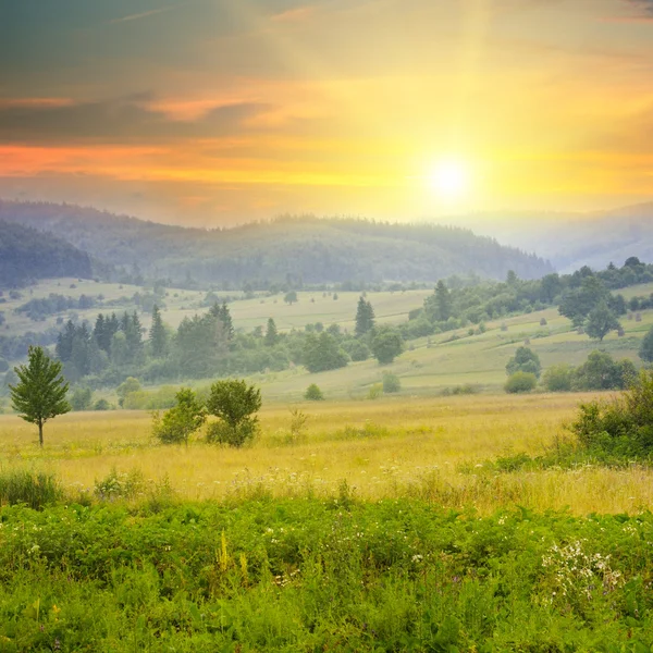 Bela paisagem de montanha e nascer do sol — Fotografia de Stock