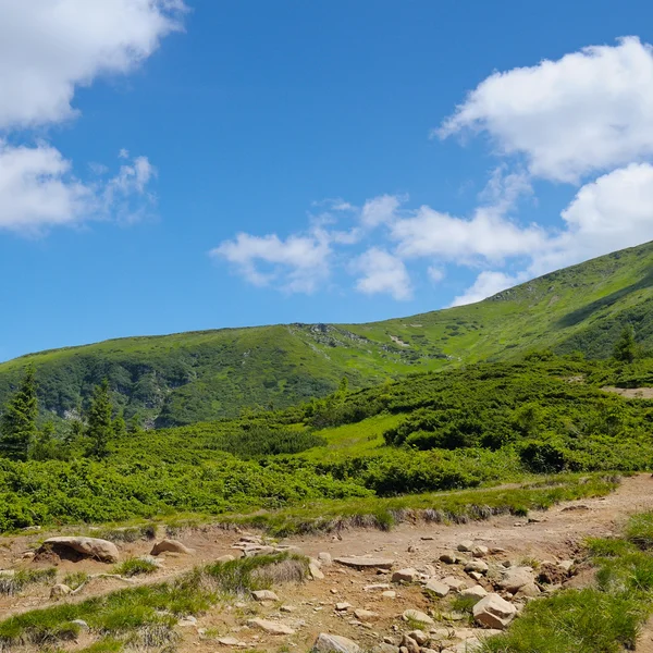 Bergssluttningar och blå himmel — Stockfoto