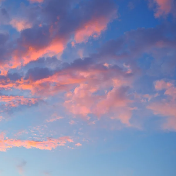 Il sole tramonta tra le nuvole — Foto Stock