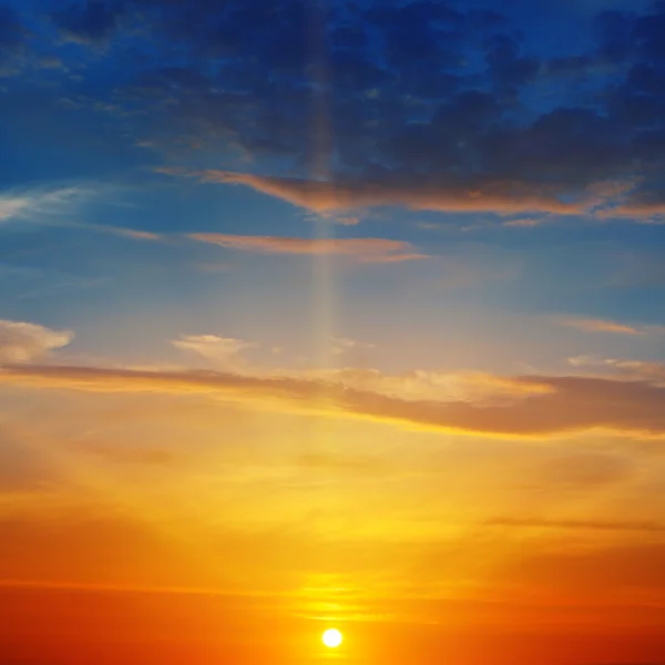 明亮的日出和美丽的天空 — 图库照片