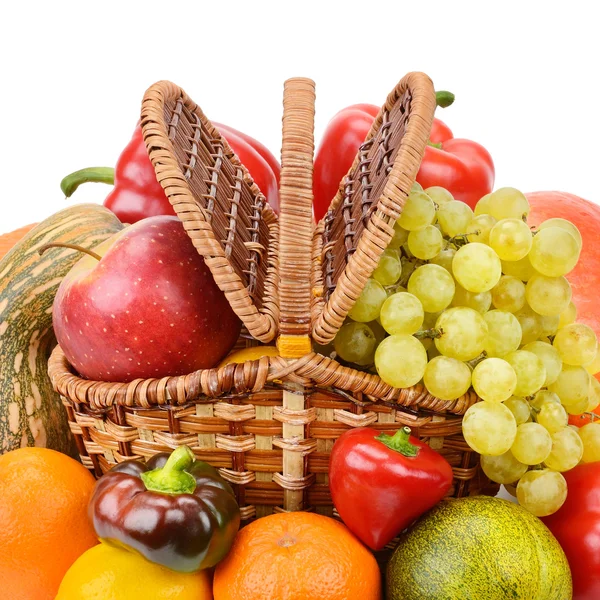 Zelenina a ovoce v košíku — Stock fotografie