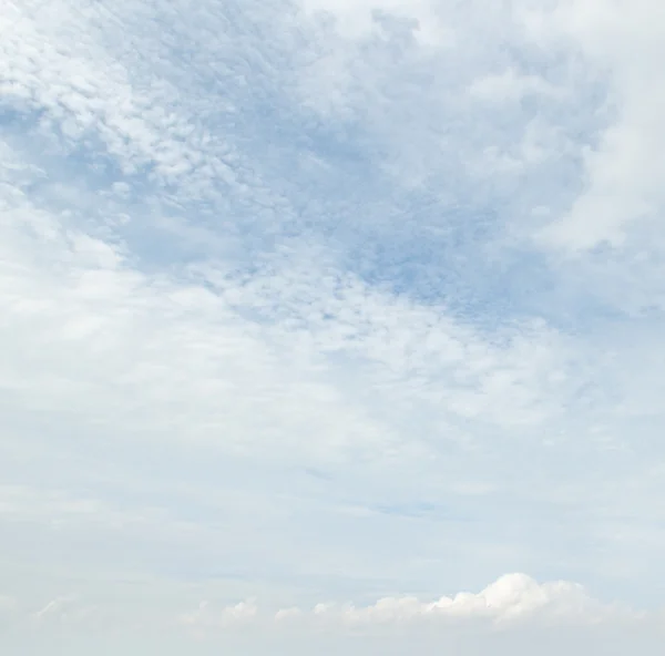 Schöner blauer Himmel mit leichten Wolken — Stockfoto