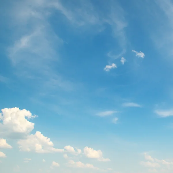 Witte wolken op een blauwe lucht achtergrond — Stockfoto