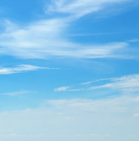 Nuvens no céu azul — Fotografia de Stock