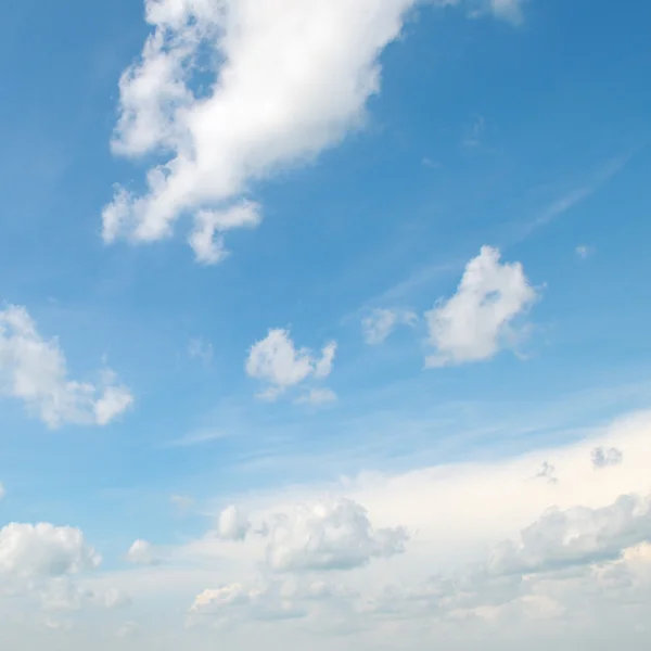 Witte wolken op een blauwe lucht achtergrond — Stockfoto