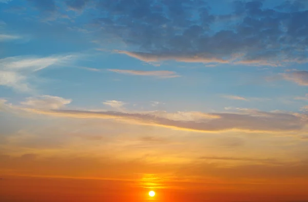 De stralen van de zon verlicht de hemel boven de horizon — Stockfoto