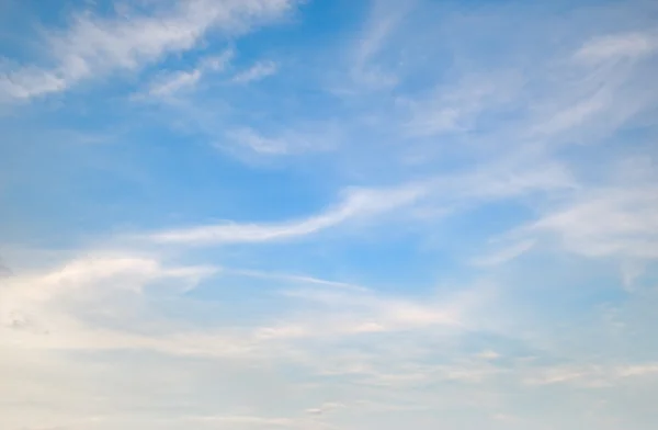 Nuvole nel cielo blu — Foto Stock