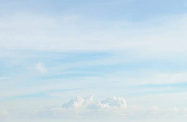 Pluizige wolken in de blauwe lucht — Stockfoto