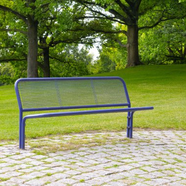 bir yaz parkta tezgah