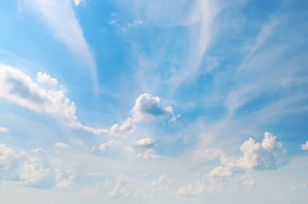 Nuvole bianche su uno sfondo cielo blu — Foto Stock