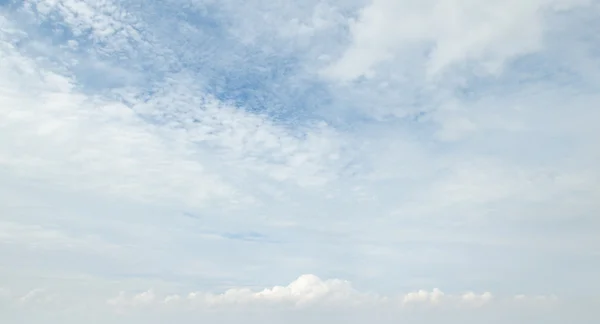 Schöner blauer Himmel mit leichten Wolken — Stockfoto