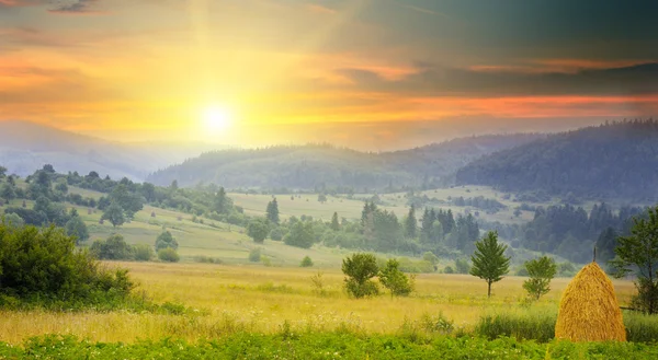 Paisagem montanhosa e nascer do sol — Fotografia de Stock