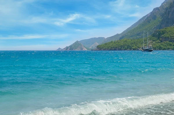 El paisaje marino y la costa montañosa —  Fotos de Stock