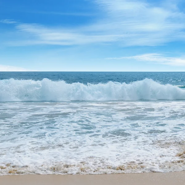 Océano, playa de arena y cielo azul — Foto de Stock