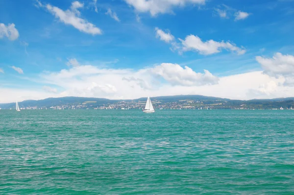 Paysage marin avec eaux turquoise et voilier — Photo