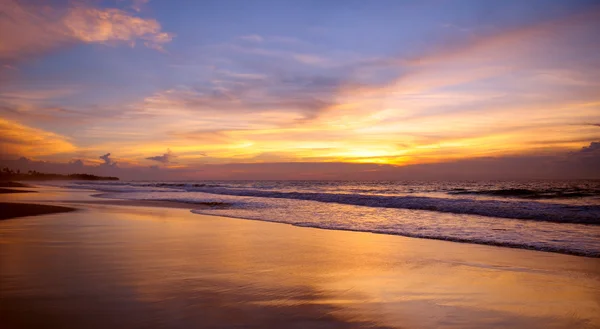 Schöner Sonnenuntergang über dem Meer — Stockfoto