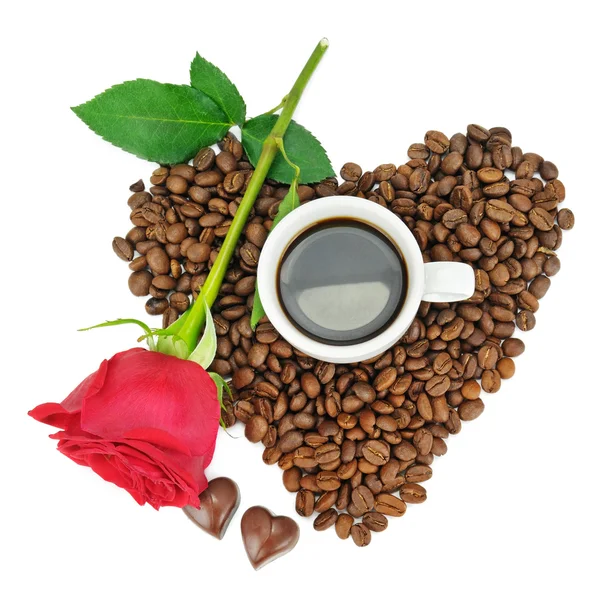 コーヒー豆、カップとバラ — ストック写真