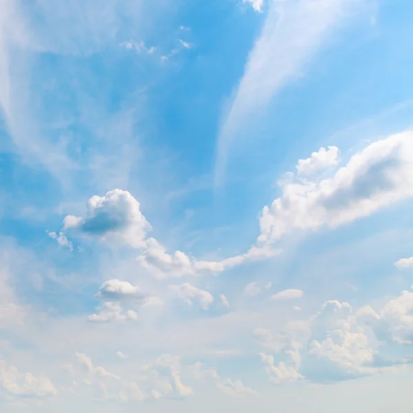 Cielo blu e nuvole di cumulo bianche — Foto Stock