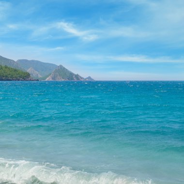 deniz manzarası, mavi gökyüzü ve dağlık sahil