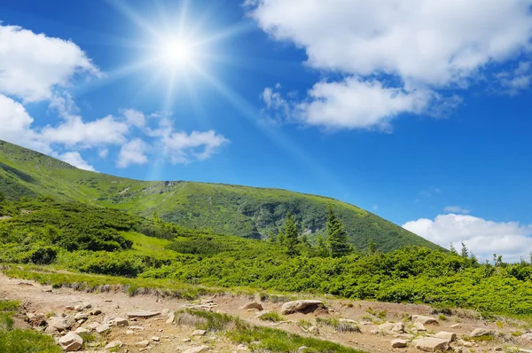 Schilderachtige bergen, blauwe lucht en zon — Stockfoto